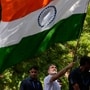 త్రివర్ణ పతాకంతో రాహుల్ గాంధీ