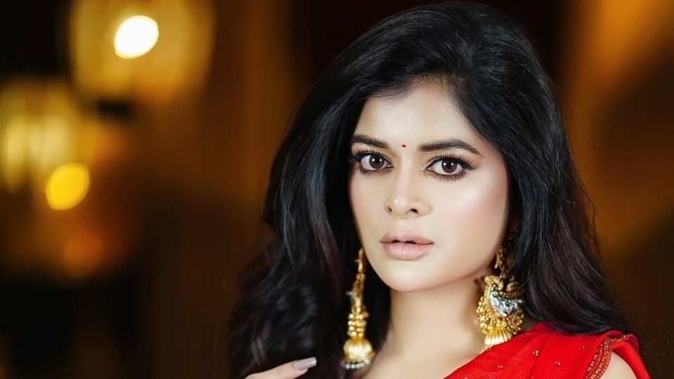 ভিড়ে মিশে যাওয়ার সহজ ট্রিক শেখালেন মধুমিতা