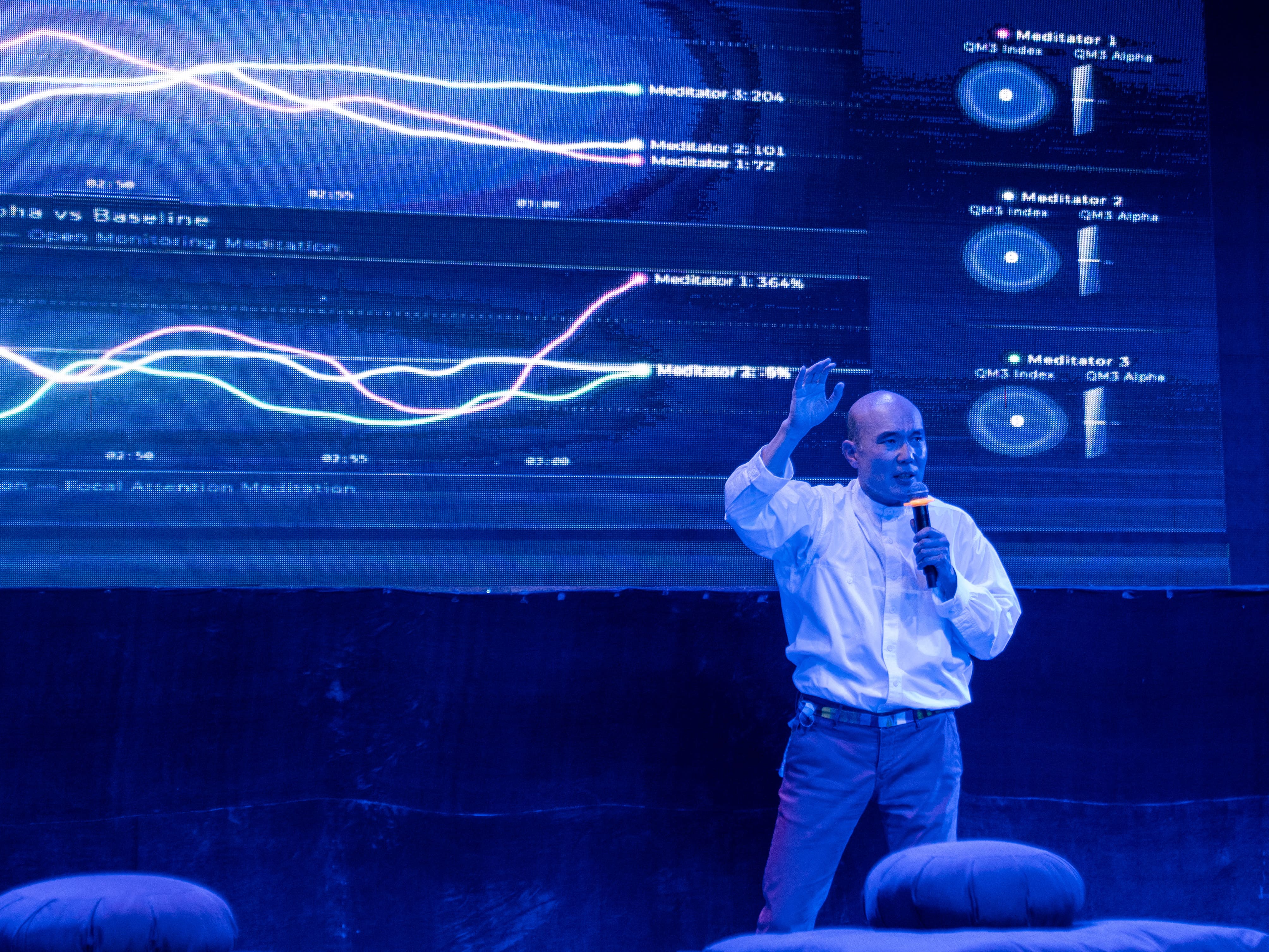 Erkin Bek presenting data during his Bengaluru session.