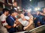 రాహుల్, ప్రియాంక గాంధీలపై ఎఫ్‌ఐఆర్: ఆకాశవాణి భవన్ గోడెక్కి కాంగ్రెస్ నేతల నిరసన(AICC)