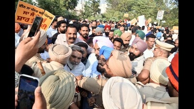 AAP leaders and activists protesting outside BJP office in Ludhiana on Wednesday. (Gurpreet Singh/HT)