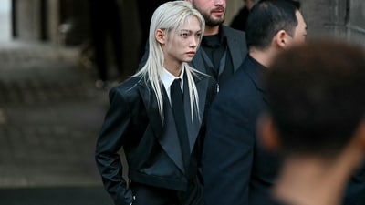 Australian rapper and Stray Kids member Felix attended the Louis Vuitton Women's Spring/Summer 2027 fashion showcase in a tailored black suit that complemented his platinum blonde locks. (AFP) Australian rapper and Stray Kids member Felix attended the Louis Vuitton Women's Spring/Summer 2027 fashion showcase in a tailored black suit that complemented his platinum blonde locks. (AFP)