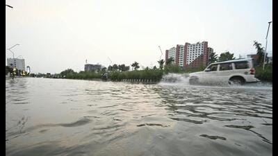 Floodwater from the Gomti entered parts of the Shaheed Path service lane (Deepak Gupta/HT) Floodwater from the Gomti entered parts of the Shaheed Path service lane (Deepak Gupta/HT)