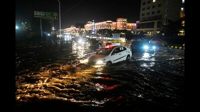 Floodwaters from the swollen Gomti reaching roads near a prominent mall near the Atal Bihari Vajpayee Ekana Cricket Stadium on Shaheed Path in Lucknow on Wednesday. (Deepak Gupta/HT Photo)
