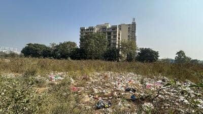 Gurugram, India–November 25, 2025: People are dumped the garbage and C&D waste in the empty land in Ardee City near Sector-52, in Gurugram, India, on Tuesday, 25 November 2025. (Photo by Parveen Kumar/Hindustan Times)(Pic to go with Mihika's concern for Gurugram column)