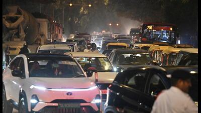 Traffic was further disrupted as protesters, including parliamentarians of the INDIA bloc, marched towards Jantar Mantar. (Sanchit Khanna/HT PHOTO) Traffic was further disrupted as protesters, including parliamentarians of the INDIA bloc, marched towards Jantar Mantar. (Sanchit Khanna/HT PHOTO)