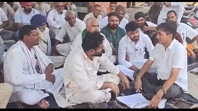 Uchana sub-divisional magistrate (SDM) Suman Yadav reached the spot, spoke to the farmers, and issued directions to start paddy procurement at Alewa mandi. (HT Photo)