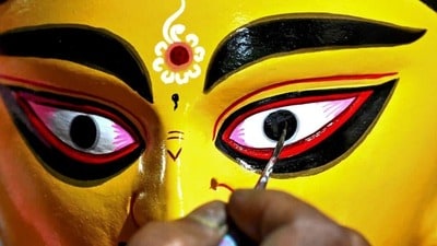 চক্ষুদান প্রথা কী? মা দুর্গার চোখ আঁকার আবহমান ঐতিহ্যের পিছনে রয়েছে কোন কাহিনি চক্ষুদান প্রথা কী? মা দুর্গার চোখ আঁকার আবহমান ঐতিহ্যের পিছনে রয়েছে কোন কাহিনি