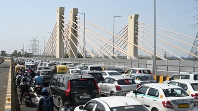 Traffic jams on Delhi’s newly-opened Barapullah Phase-III flyover. (HT )
