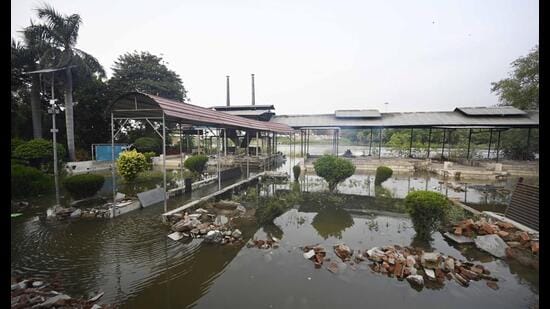 Floodwaters entered the cremation site on Wednesday (Deepak Gupta/HT Photo)