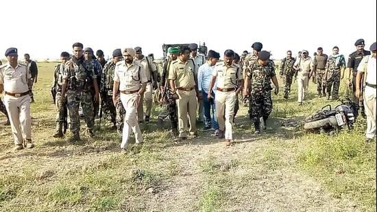 The three wanted criminals were riding motorcycle without registration number and tried to flee upon seeing the police.