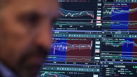 Dow, S&P 500 and Nasdaq fall as US Treasury yields hit a 24-year high. (REUTERS/Jeenah Moon/File Photo)