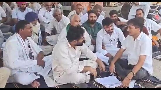Uchana sub-divisional magistrate (SDM) Suman Yadav reached the spot, spoke to the farmers, and issued directions to start paddy procurement at Alewa mandi. (HT Photo)