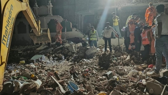 Eight people, including a three-year-old child, have been rescued. Some people are still feared to be trapped under the debris. (HT photo)