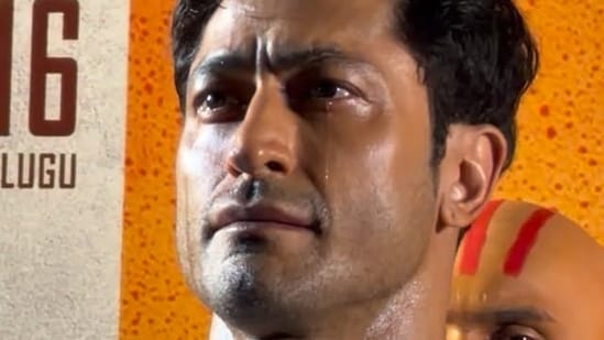 Vidyut Jammwal's intense stare sparked curiosity. It was a demonstration of Trataka, (Instagram/ /bollywoodbliss)