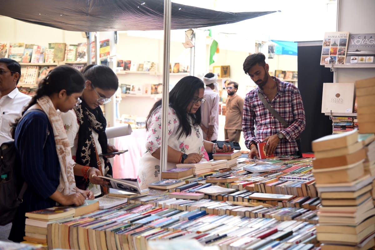 Book lovers at the fest (Photo: HT) Book lovers at the fest (Photo: HT)