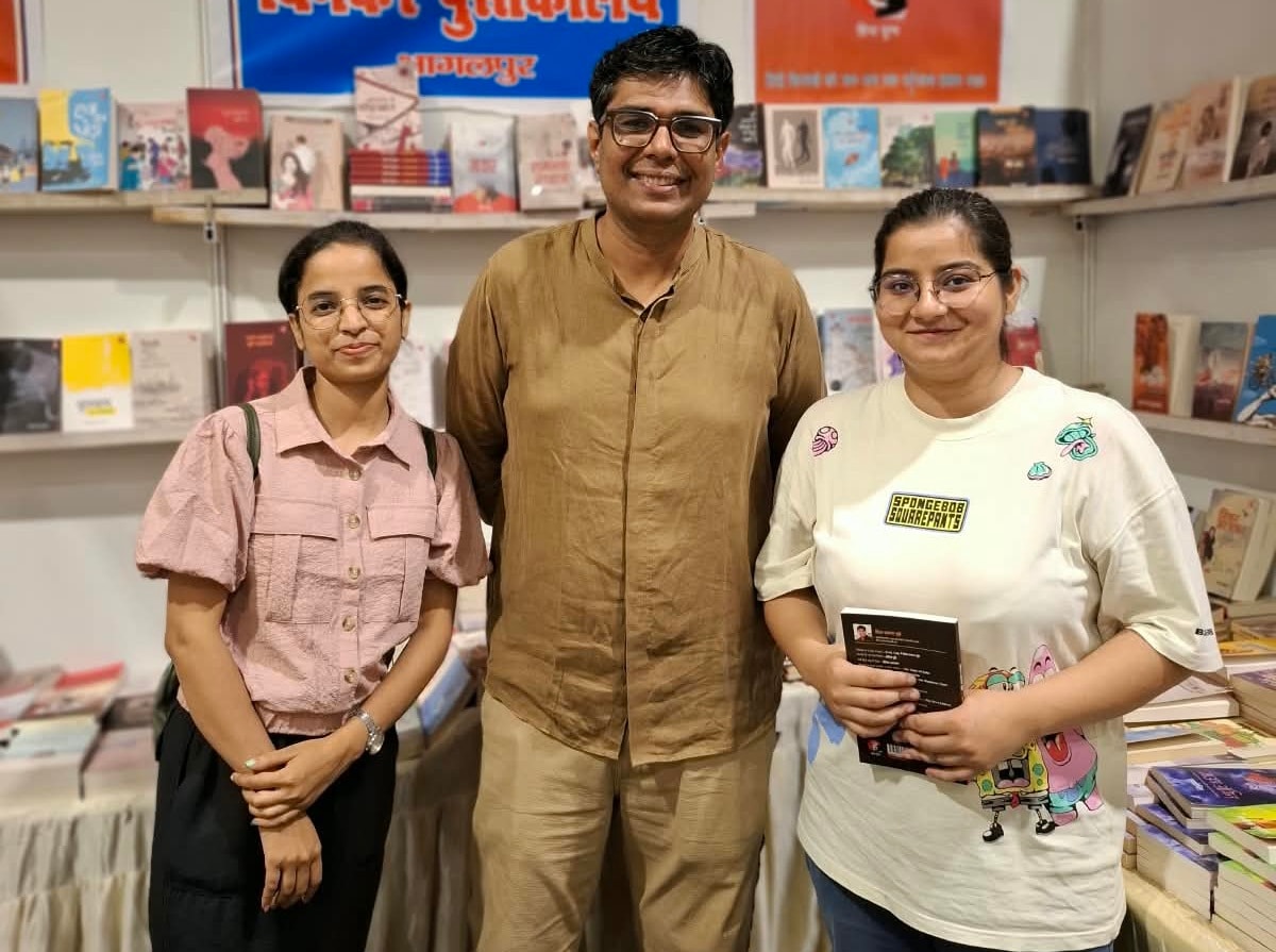 Author Divya Prakash Dubey with readers during a book signing session in Lucknow (Photo: HT) Author Divya Prakash Dubey with readers during a book signing session in Lucknow (Photo: HT)