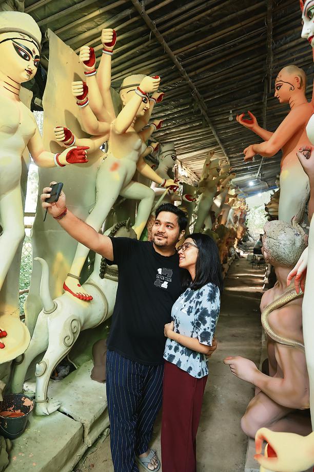 Visitors exploring idol workshops in CR Park, clicking selfies with unfinished works. (Photo: Manoj Verma/HT) Visitors exploring idol workshops in CR Park, clicking selfies with unfinished works. (Photo: Manoj Verma/HT)