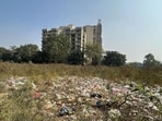 Gurugram, India–November 25, 2025: People are dumped the garbage and C&D waste in the empty land in Ardee City near Sector-52, in Gurugram, India, on Tuesday, 25 November 2025. (Photo by Parveen Kumar/Hindustan Times)(Pic to go with Mihika's concern for Gurugram column)