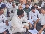Uchana sub-divisional magistrate (SDM) Suman Yadav reached the spot, spoke to the farmers, and issued directions to start paddy procurement at Alewa mandi. (HT Photo)