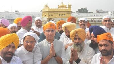 AICC in-charge of Punjab affairs Sachin Pilot and newly appointed state Congress president Pargat Singh along with party leaders paying obeisance at Golden Temple in Amritsar on Thursday. (Sameer Sehgal/HT)