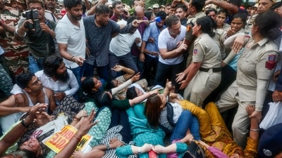 Lok Sabha LoP Rahul Gandhi stops Delhi Police from detaining Congress MP Priyanka Gandhi Vadra and others during the INDIA bloc MPs' protest against Chief Election Commissioner Gyanesh Kumar near Jantar Mantar, in New Delhi. (AICC/ANI Photo) Lok Sabha LoP Rahul Gandhi stops Delhi Police from detaining Congress MP Priyanka Gandhi Vadra and others during the INDIA bloc MPs' protest against Chief Election Commissioner Gyanesh Kumar near Jantar Mantar, in New Delhi. (AICC/ANI Photo)