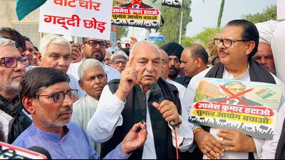 Addressing protesters, Hooda said that the Congress party’s fight against “vote theft” and the EC’s irregularities is set to intensify. (HT Photo) Addressing protesters, Hooda said that the Congress party’s fight against “vote theft” and the EC’s irregularities is set to intensify. (HT Photo)