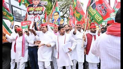 In Lucknow, SP workers led by metropolitan president Fakir Siddiqui marched from the party office in Qaiserbagh to the collectorate, raising slogans including “Vote chor, gaddi chhod” (Vote thieves, leave the seat of power) and “Gyanesh Kumar istiifa do” (Gyanesh Kumar, resign). (Sourced)