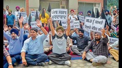 Industrialists protest in Ludhiana on Thursday. (Gurpreet Singh/HT)
