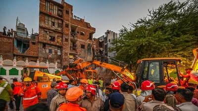 Rescuers at the collapse site in Seemapuri. (HT PHOTO) Rescuers at the collapse site in Seemapuri. (HT PHOTO)