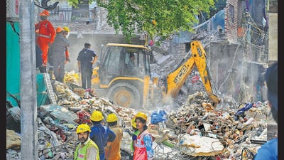 The building, E-401 in E-Block, New Seemapuri, stood on a 25-square-yard plot (Hindustan Times) The building, E-401 in E-Block, New Seemapuri, stood on a 25-square-yard plot (Hindustan Times)