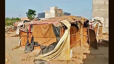 The slum near gurdwara Sri Manji Sahib. Gurdwara staff refuted claims that the shanties were set ablaze by them. (HT Photo)