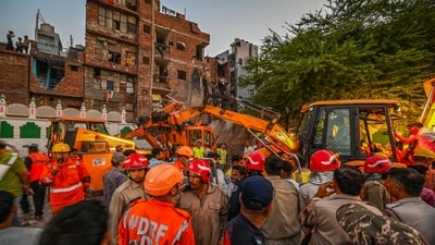 The NDRF, Delhi Fire Service, Civil Defence and Delhi Police personnel carry out rescue operations after a building collapsed in the Seemapuri area of New Delhi. (Raj K Raj/HT photo) The NDRF, Delhi Fire Service, Civil Defence and Delhi Police personnel carry out rescue operations after a building collapsed in the Seemapuri area of New Delhi. (Raj K Raj/HT photo)
