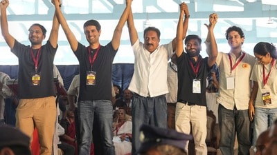 బెంగళూరు నిరసనలో ధ్రువ్ రాఠీ: ‘ప్రభుత్వాన్ని మార్చడానికి రాలేదు’ (PTI) బెంగళూరు నిరసనలో ధ్రువ్ రాఠీ: ‘ప్రభుత్వాన్ని మార్చడానికి రాలేదు’ (PTI)