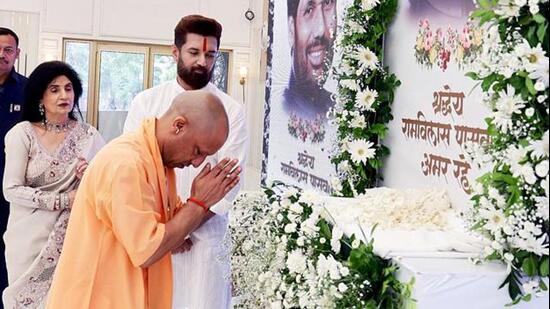 Chief minister Yogi Adityanath pays tribute to Ram Vilas Paswan, while LJP (RV) chief Chirag Paswan looks on, during a programme in Lucknow on Thursday. (ANI)