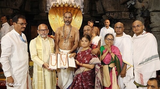 శ్రీవారికి బంగారు పగడాల హారాలు విరాళం