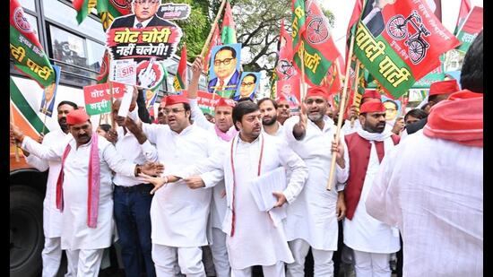 In Lucknow, SP workers led by metropolitan president Fakir Siddiqui marched from the party office in Qaiserbagh to the collectorate, raising slogans including “Vote chor, gaddi chhod” (Vote thieves, leave the seat of power) and “Gyanesh Kumar istiifa do” (Gyanesh Kumar, resign). (Sourced)