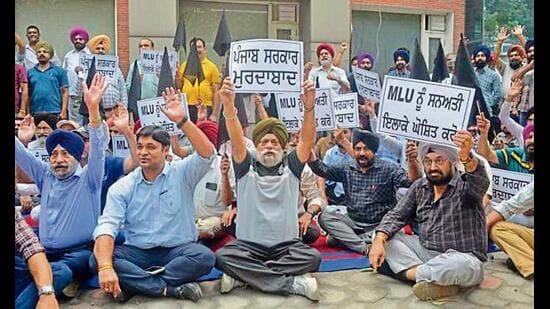 Industrialists protest in Ludhiana on Thursday. (Gurpreet Singh/HT)