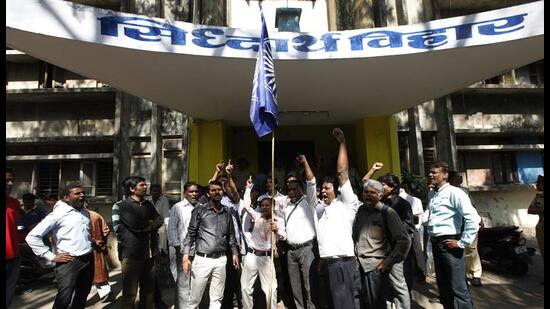 Mumbai, India - Feb. 9, 2015 - Hostel residence protest against the evacuation outside the Siddharth Vihar. As BMC Officers evacuated hostel of Dr. Babasaheb Ambedkar college also known as Siddharth Vihar, in Wadala, because buildings is in dilapidated condition in Mumbai, India, on Monday, February 9, 2015. (Photo by Anshuman Poyrekar/ {c redit}) (Hindustan Times)