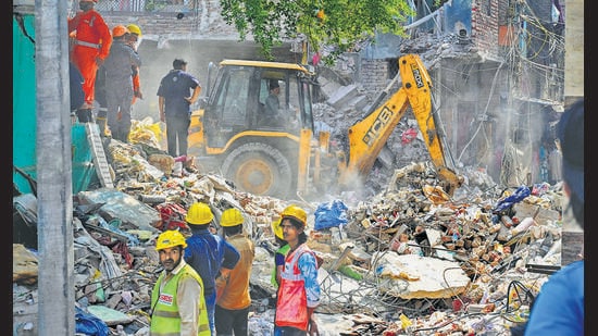 NDRF personnel and other teams conduct a rescue operation at the collapse site in Seemapuri on Thursday (Vipin Kumar/HT)