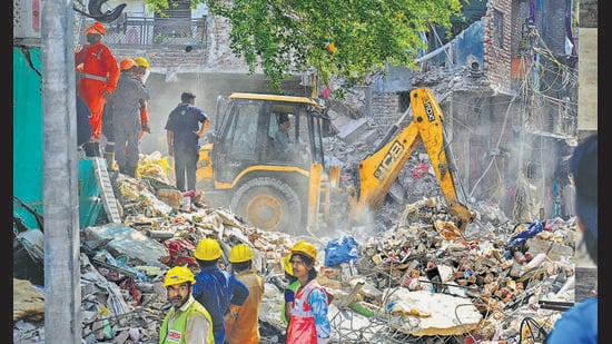 The building, E-401 in E-Block, New Seemapuri, stood on a 25-square-yard plot (Hindustan Times)