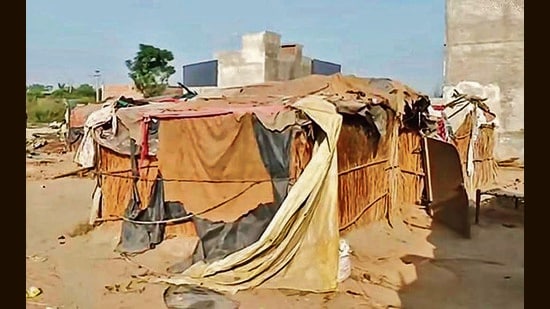 The slum near gurdwara Sri Manji Sahib. Gurdwara staff refuted claims that the shanties were set ablaze by them. (HT Photo)
