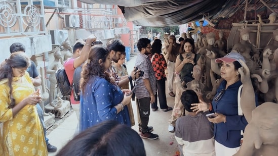 From idol-making to traditional cuisine, Delhi Tourism invites you on heritage walks from October 11 to 19, showcasing the vibrant community life of Chittaranjan Park. Join us to discover spiritual stories and cultural celebrations!