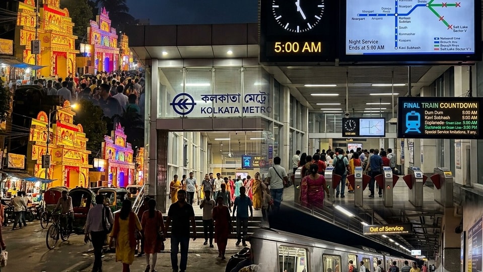 দুর্গাপুজোর সময় কলকাতায় ভোর পাঁচটা পর্যন্ত মেট্রো চলবে প্রায়। (ছবিটি প্রতীকী, সৌজন্যে ন্যানো ব্যানানা দিয়ে তৈরি)
