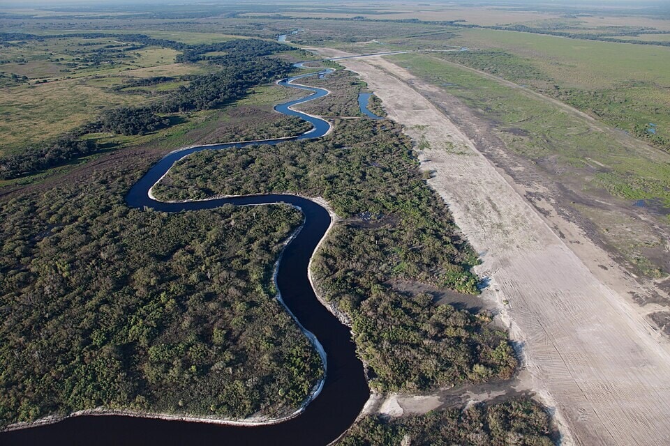 Fill the canal, and the water finds its old curves. This is what that looks like from above. (Wikimedia Commons) Fill the canal, and the water finds its old curves. This is what that looks like from above. (Wikimedia Commons)