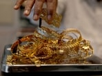 The gold was concealed in the form of metallic chains, coated in black and silver.