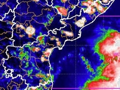 <p>ముఖ్యంగా దక్షిణ కోస్తా జిల్లాలు మరియు రాయలసీమ ప్రాంతాల్లో కొన్ని చోట్ల భారీ నుంచి అత్యంత భారీ వర్షాలు పడే సూచనలు ఉన్నాయి.</p>
