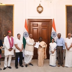  Rahul Gandhi along with Opposition leaders after meeting President Droupadi Murmu.