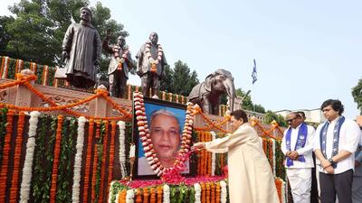 Bahujan Samaj Party president Mayawati paying floral tribute to party founder Kanshi Ram’s portrait on his death anniversary in Lucknow on Friday. (Deepak Gupta/HT Photo) Bahujan Samaj Party president Mayawati paying floral tribute to party founder Kanshi Ram’s portrait on his death anniversary in Lucknow on Friday. (Deepak Gupta/HT Photo)