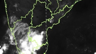 <p>తీర ప్రాంత రైతులు, మత్స్యకారులు వాతావరణ శాఖ ఇచ్చే సూచనలను గమనిస్తూ అప్రమత్తంగా ఉండాలని అధికారులు సూచిస్తున్నారు.ఆకస్మిక ఈదురుగాలుల వల్ల చెట్లు, విద్యుత్ స్తంభాలు నేలకూలే ప్రమాదం ఉన్నందున అధికారులు ముందు జాగ్రత్త చర్యలు తీసుకోవాలని వాతావరణ శాఖ సూచించింది.</p><p> </p> <p>తీర ప్రాంత రైతులు, మత్స్యకారులు వాతావరణ శాఖ ఇచ్చే సూచనలను గమనిస్తూ అప్రమత్తంగా ఉండాలని అధికారులు సూచిస్తున్నారు.ఆకస్మిక ఈదురుగాలుల వల్ల చెట్లు, విద్యుత్ స్తంభాలు నేలకూలే ప్రమాదం ఉన్నందున అధికారులు ముందు జాగ్రత్త చర్యలు తీసుకోవాలని వాతావరణ శాఖ సూచించింది.</p><p> </p>